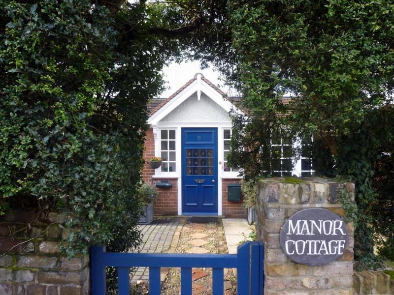 Manor Cottage Bed And Breakfast Windsor Exterior photo