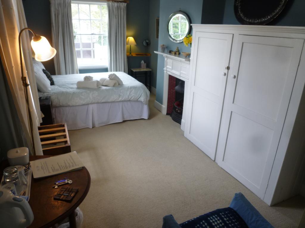 Manor Cottage Bed And Breakfast Windsor Exterior photo