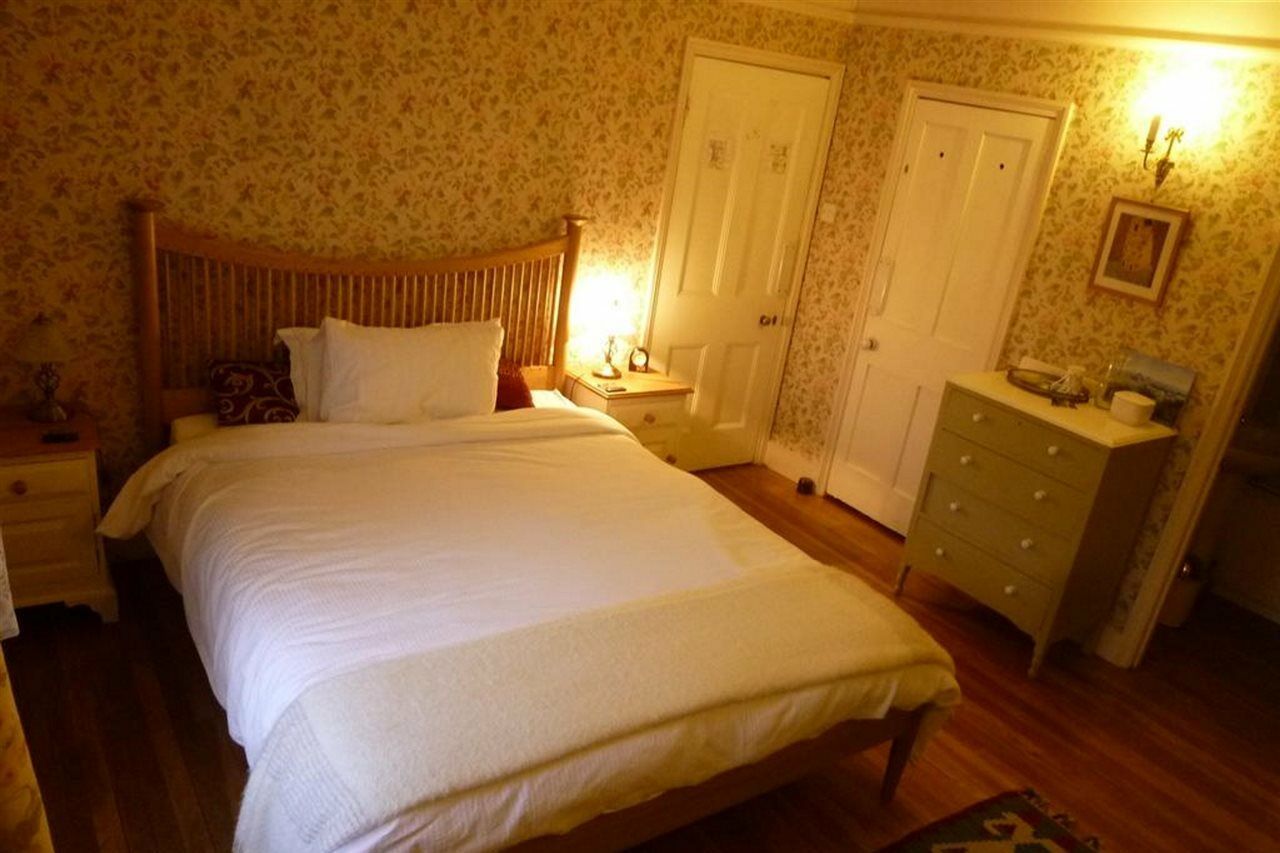 Manor Cottage Bed And Breakfast Windsor Exterior photo